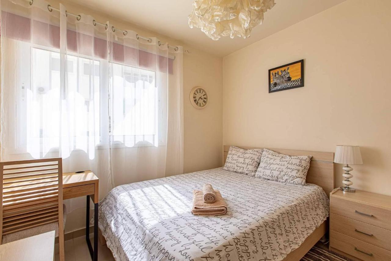 Lovely Bedroom In Shared Apartment Oroklini Voroklini Exterior foto