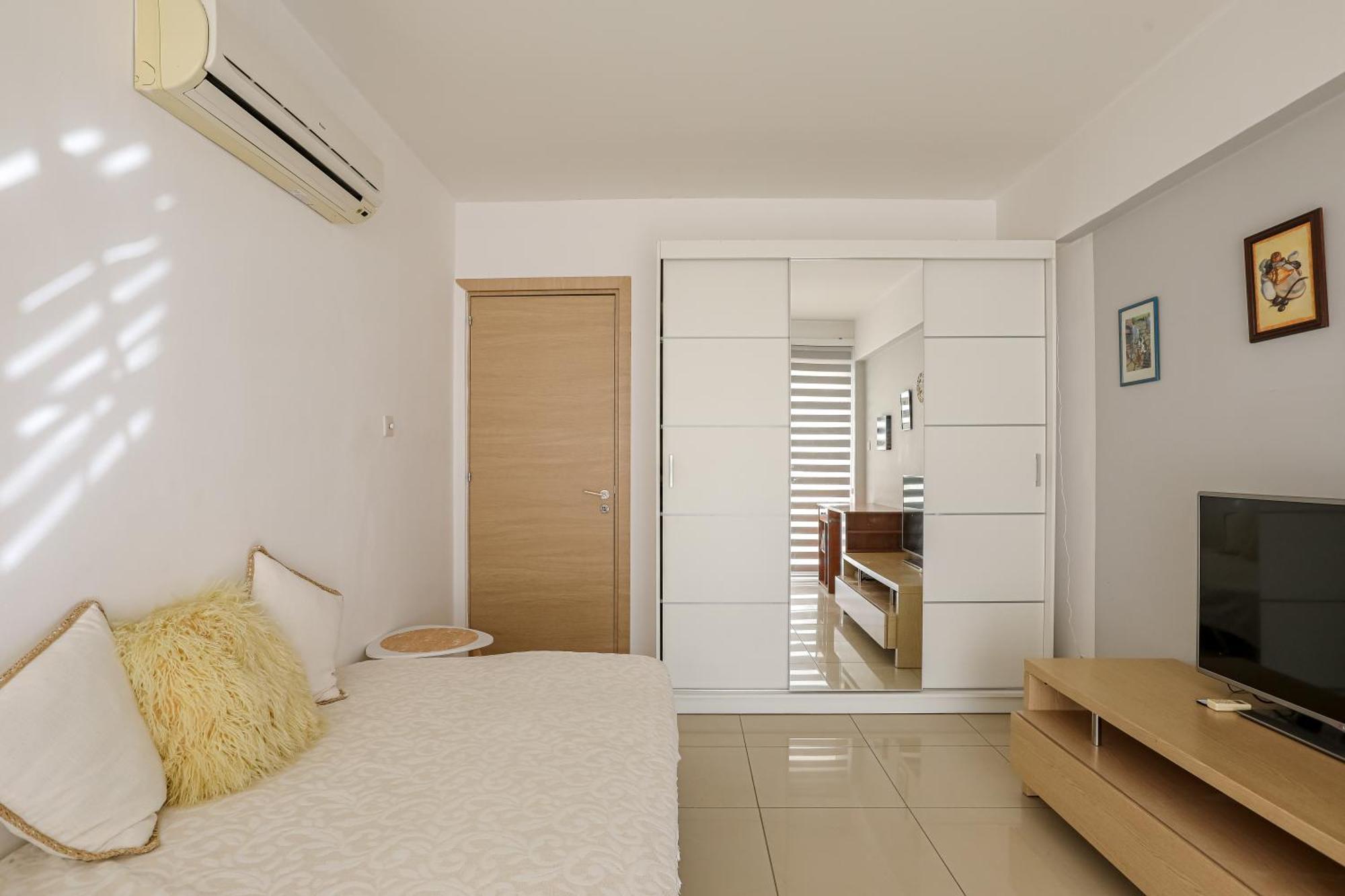 Lovely Bedroom In Shared Apartment Oroklini Voroklini Exterior foto