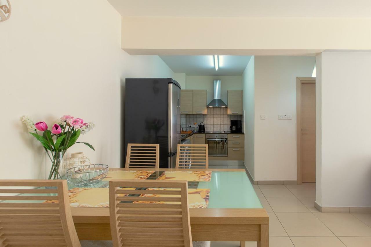 Lovely Bedroom In Shared Apartment Oroklini Voroklini Exterior foto